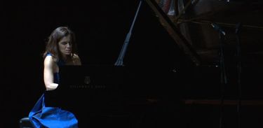Partituras exibe concerto da pianista Simone Leitão