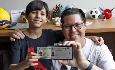 Brasília (DF), 10/02/2025 - Samuel Veiga Mendes e o seu pai Leonardo Mendes mostrram Nova Carteira de Identidade Nacional. Foto: Bruno Peres/Agência Brasil