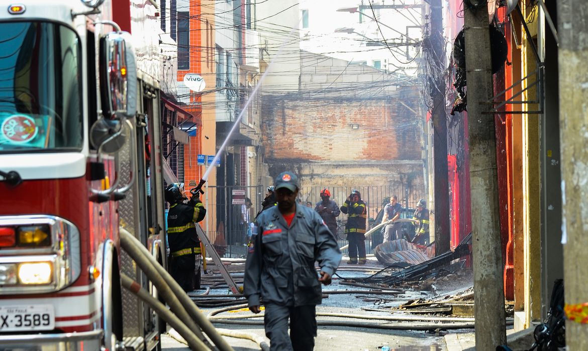 São Paulo - Bombeiros trabalham para conter incêndio no Shopping Brás (Rovena Rosa/Agência Brasil)
