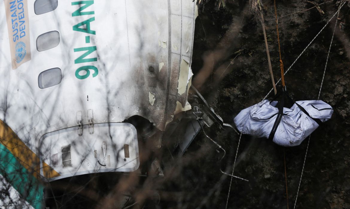 Corpo de vítima é recuperado de acidente aéreo no Nepal