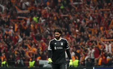 Alisson durante partida do Liverpool contra o Galatasaray pela Liga dos Campeões
30/09/2025 REUTERS/Umit Bektas
