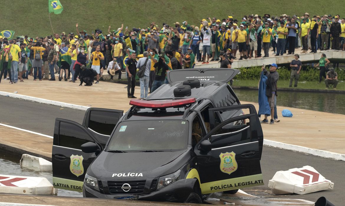 Brasília (DF), 08/01/2023 - Carro da Policia Legislativa depredado por manifestantes na frente do Congresso Nacional.