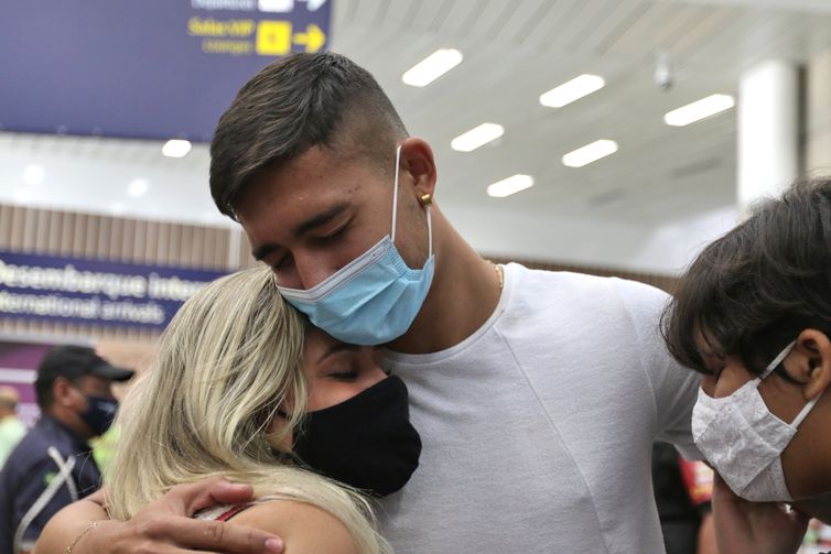 O jogador de futebol brasileiro, Bruno Ernandes, do time ucraniano Gornyak-Sport, desembarca no Aeroporto Internacional Tom Jobim/Galeão, no Rio de Janeiro.