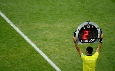 FILE PHOTO: World Cup - Group H - Poland vs Senegal - relógio - substituição