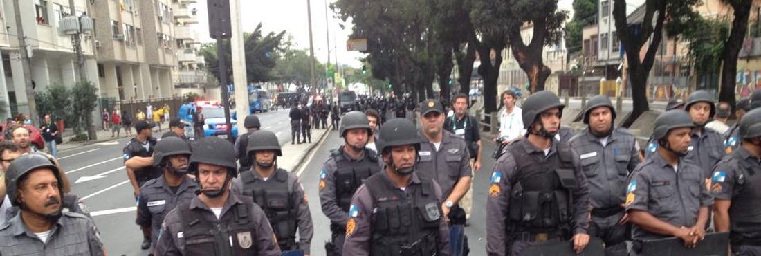 manifestantes protestam no dia do jogo entre Brasil e Espanha no Rio de Janeiro