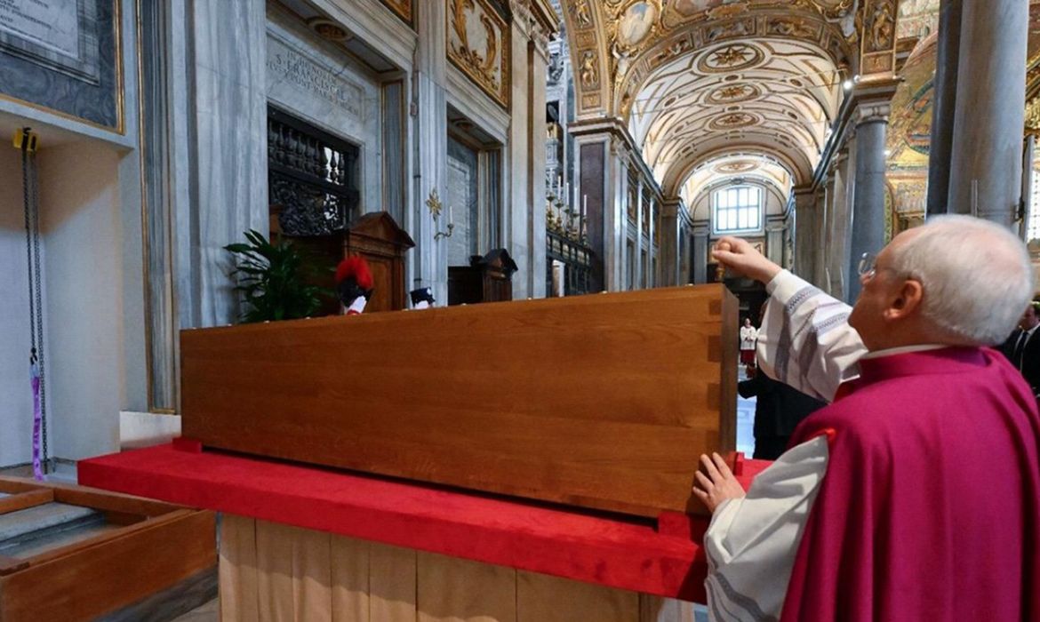 Milhares de pessoas visitam o tmulo do Papa Francisco neste domingo