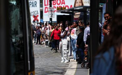 People stand at a bus stop after the metro was closed during a power outage, in Lisbon, Portugal, April 28, 2025. REUTERS/Pedro Nunes