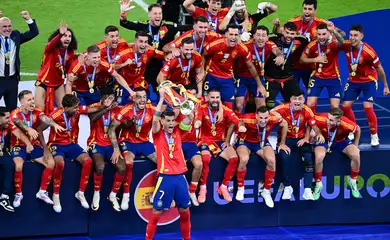 Soccer Football - Euro 2024 - Final - Spain v England - Berlin Olympiastadion, Berlin, Germany - July 14, 2024 Spain's Alvaro Morata celebrates with the trophy and teammates after winning Euro 2024 REUTERS/Angelika Warmuth