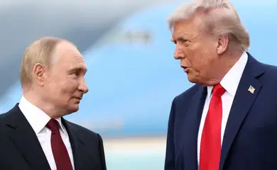 Presidente dos EUA, Donald Trump, fala com o presidente russo, Vladimir Putin, no Alasca
 15 de agosto de 2025   REUTERS/Kevin Lamarque