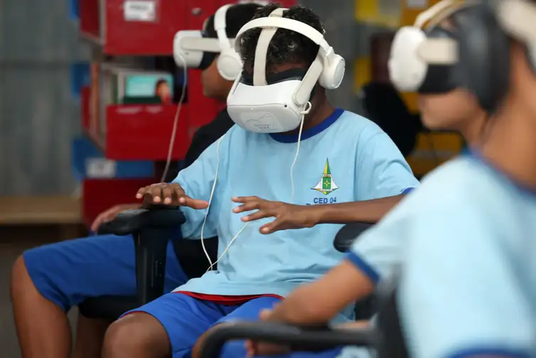 Alunos do CED 04 de Taguatinga usam óculos de realidade virtual durante ação de ativação de marketing da EBC pelo Dia da Amazônia. Foto: Valter Campanato/Agência Brasil