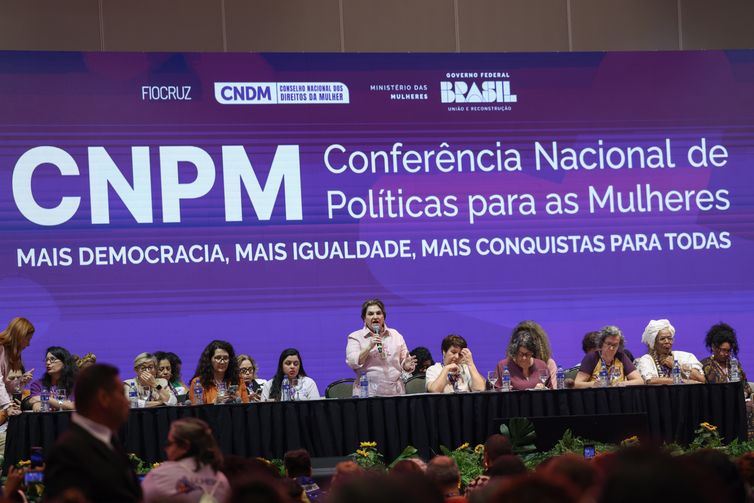 José Cruz/Agência Brasil Brasília (DF), 01/10/2025 – A ministra da mulheres, Márcia Lopres (c), discursa na 5ª Conferência Nacional de Políticas para as Mulheres.
Foto: José Cruz/Agência Brasil
