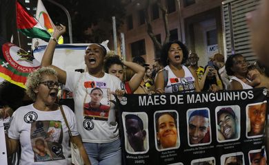 Rio de Janeiro (RJ), 24/08/2023 - Ana Paula de Oliveira, mãe de Johnatha de Oliveira, morto em Manguinhos em 2014, fundadora do grupo Mães de Manguinhos, protesta contra a violência policial com mães de outras vítimas. Foto: Fernando Frazão/Agência Brasil