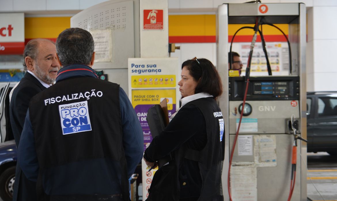 Fiscalização realizada pela Agência Nacional do Petróleo e pelo Procom nos postos de gasolina da região leste da capital.