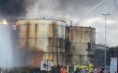 Incêndio atinge tanques de combustível em Santos (Divulgação/Corpo de Bombeiros de São Paulo)