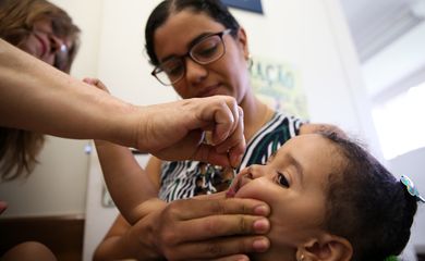 Brasília - Crianças e adolescentes são vacinados no Centro de Saúde nº 8, no bairro Asa Sul, durante o Dia D da Campanha Nacional de Multivacinação, que ocorre neste sábado em todo o Brasil (Marcelo Camargo/Agência Brasil)