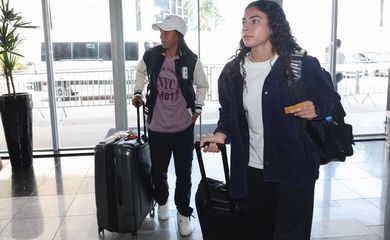 Angelina (na frente) e Adriana são as úlitmas a se apresentarem para amistosos da seleção brasileira feminina de futebol contra a Colômbia, em 23/10/2024
