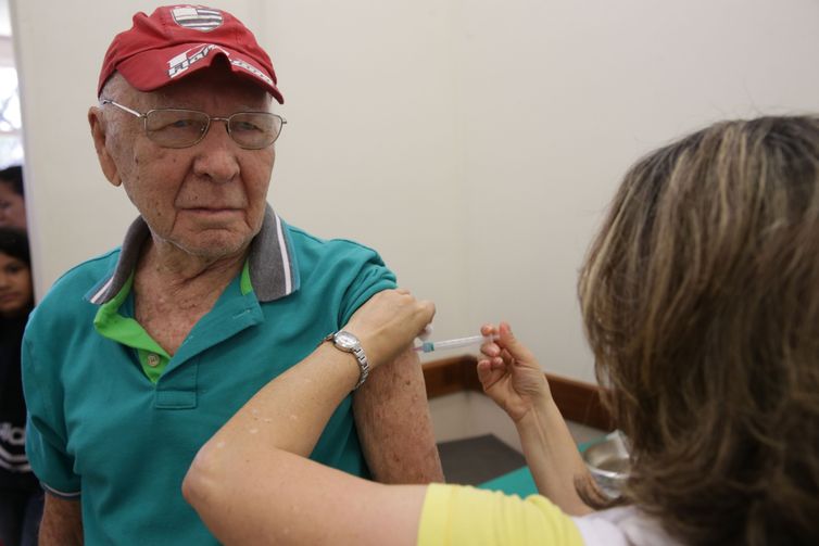 Campanha de vacinação contra a Gripe no Posto de Saúde do Distrito Federal. Foto: Sr. Gennes Rocha de 90 Anos