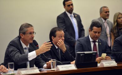 Brasília - O deputado Rogério Rosso, presidente da comissão especial que analisa o impeachment da presidenta Dilma Rousseff, e o relator do processo, deputado Jovair Arantes, deputado Maurício Quintella durante reunião na Câmara dos