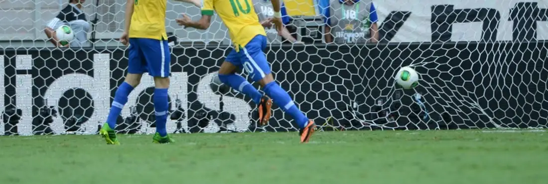 Neymar marca o primeiro gol de Brasil contra Japão Aos 3' do primeiro tempo, Neymar marcou o primeiro gol para o Brasil contra o Japão no jogo de abertura da Copa das Confederações