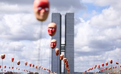 Brasília - ONG Rio de Paz faz ato de protesto no gramado do Congresso Nacional com máscaras representando parlamentares envolvidos em casos de corrupção  (Marcelo Camargo/Agência Brasil)