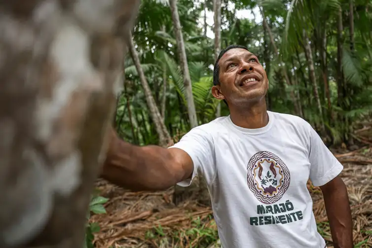 Salvaterra (PA), 09/10/2025 - Ronildo Pacheco é o responsável por implementar o plantio de açaí e outras frutíferas em sistema de agrofloresta. Foto: Marcelo Camargo/Agência Brasil