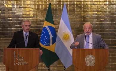 Brasília (DF) 02/05/2023 - O presidente Luiz Inácio Lula da Silva (d) e seu homólogo argentino, Alberto Fernández (e) durante pronunciamento no Palácio do Alvorada após reuniāo.
Foto: Joédson Alves/Agência Brasil