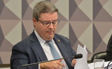 Brasília - Relator Antonio Anastasia faz leitura do relatório na Comissão Especial do Impeachment sobre o possível afastamento da presidenta Dilma Rousseff (Antonio Cruz/ Agência Brasil)