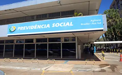 Brasília (DF), 17/07/2024 - Pessoas em frente a entrada da recepcção da Previdência Social. Foto: José Cruz/Agência Brasil