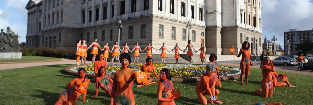 Ativistas de apoio a descriminalização do aborto fazem uma performance com seus corpos pintados na frente do Palácio Legislativo, em Montevidéu, Uruguai