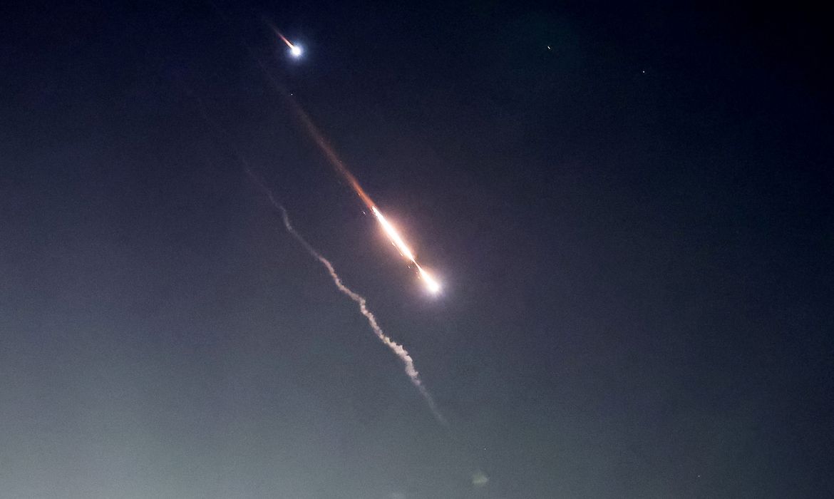 Objects are seen in the sky above Jerusalem after Iran launched drones and missiles towards Israel, in Jerusalem April 14, 2024. REUTERS/Ronen Zvulun
     TPX IMAGES OF THE DAY