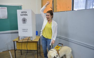 Eleições 2º turno, a deficiente visual, Danielle Parrela Mendes , votando (Valter Campanato/Agência Brasil)
