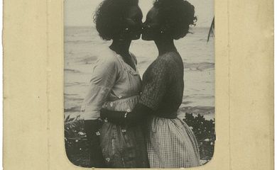  Exposição Histórias LGBTQIA+ . O beijo 20 da série álbum dos desesquecimentos 2024.