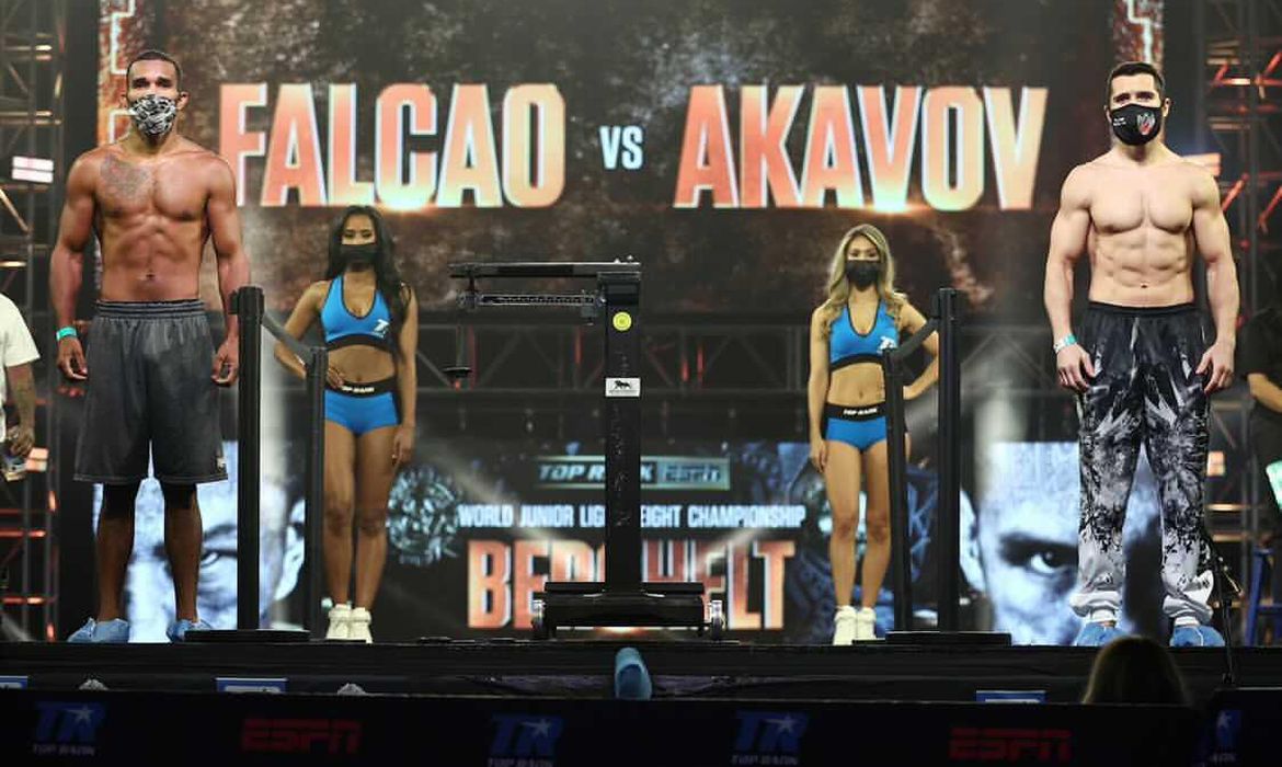 Esquiva Falcão luta com o russo Artur Akarov na categoria até 75 kg.