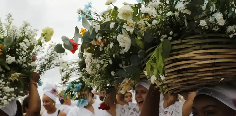 Celebração ao Dia de Iemanjá, na praia do Arpoador (RJ)