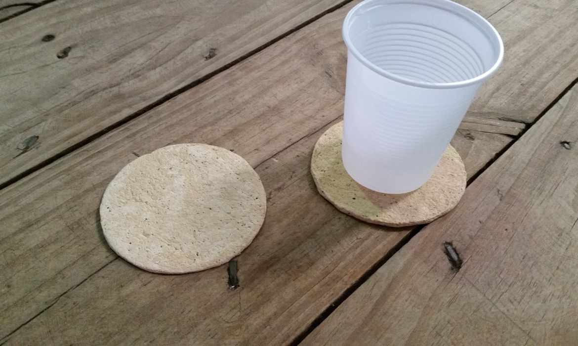 Bióloga mineira transforma bitucas de cigarro em porta-copos - Foto Leo Rodrigues/Agência Brasil