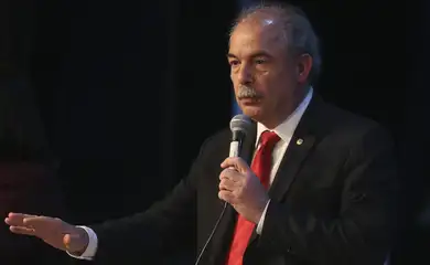 O coordenador dos Grupos Técnicos, Aloizio Mercadante, participa do evento de encerramento dos trabalhos dos grupos técnicos do Gabinete de Transição