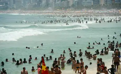 Rio de Janeiro (RJ), 15/11/2023 – Cariocas e turistas lotam praia de Ipanema, na zona sul, em dia de forte calor no Rio de Janeiro. Foto: Tomaz Silva/Agência Brasil