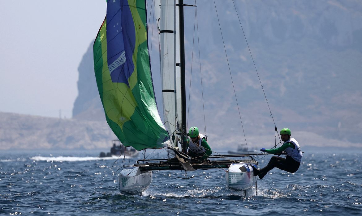 Paris 2024 Olympics - Sailing - Mixed Multihull - Marseille Marina, Marseille, France - August 06, 2024. Joao Siemsen of Brazil and Marina Mariutti Arndt of Brazil in action. REUTERS/Andrew Boyers