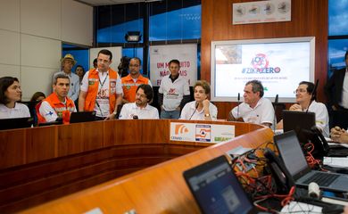 Brasília - A Presidenta Dilma Rousseff acompanha o Dia de Mobilização Nacional contra o Mosquito Aedes aegypti na sala de controle do Centro Nacional de Gerenciamento de Riscos e Desastres (Marcelo Camargo/Agência Brasil)