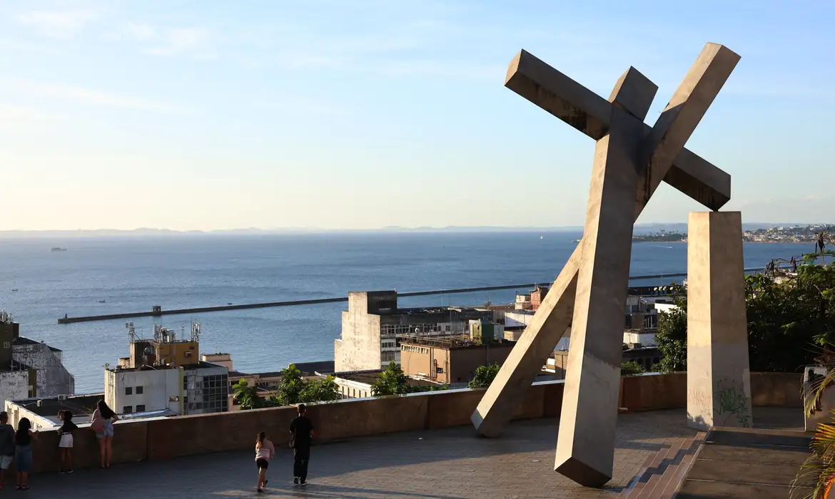 Salvador (BA), 07/08/2025 - Vista da Baía de Todos os Santos e do Monumento da Cruz Caída no Pelourinho, centro histórico de Salvador. Foto: Rovena Rosa/Agência Brasil