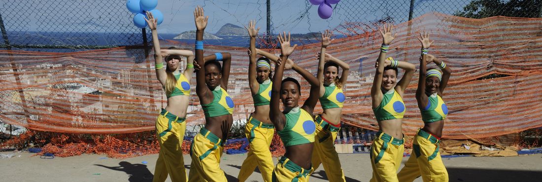 A companhia, Dançando Para Não Dançar, projeto da Escola de Balé das Comunidades, apresenta balé "Favela" no morro do Pavão Pavãozinho