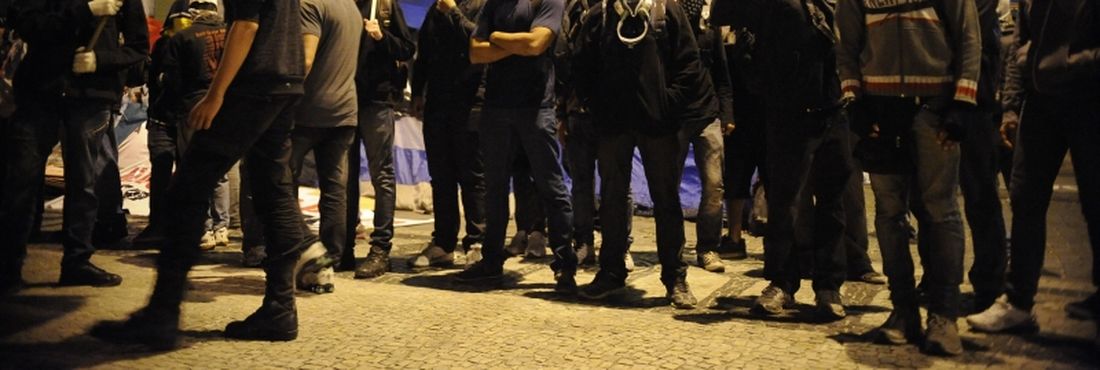 Manifestantes black blocs se reúnem em frente à Câmara dos Vereadores, no centro do Rio de Janeiro