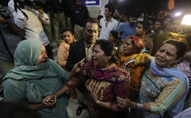 Parentes de vítimas do atentado suicida que deixou ao menos 63 mortos em Lahore, no Paquistão, choram em frente ao hospital da cidade 