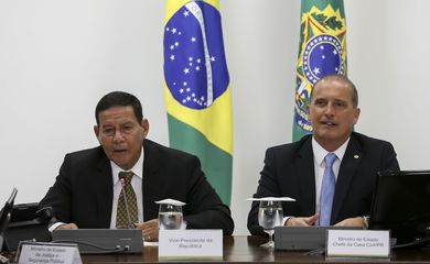 Participam o vice-presidente da República, general Hamilton Mourão, o ministro-chefe da Casa Civil, Onyx Lorenzoni, e outros ministros