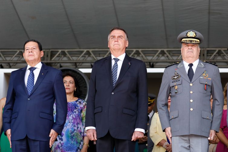 Cerimônia de Entrega de Espadas aos Aspirantes a Oficial da Turma “Bicentenário da Independência do Brasil”.