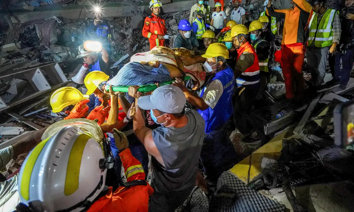 Busca por sobreviventes continua 5 dias aps terremoto em Mianmar