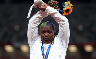 Atleta norte-americana Raven Saunders faz gesto ao receber medalha de prata na prova do arremesso de peso na Tóquio 2020 - Olimpíada