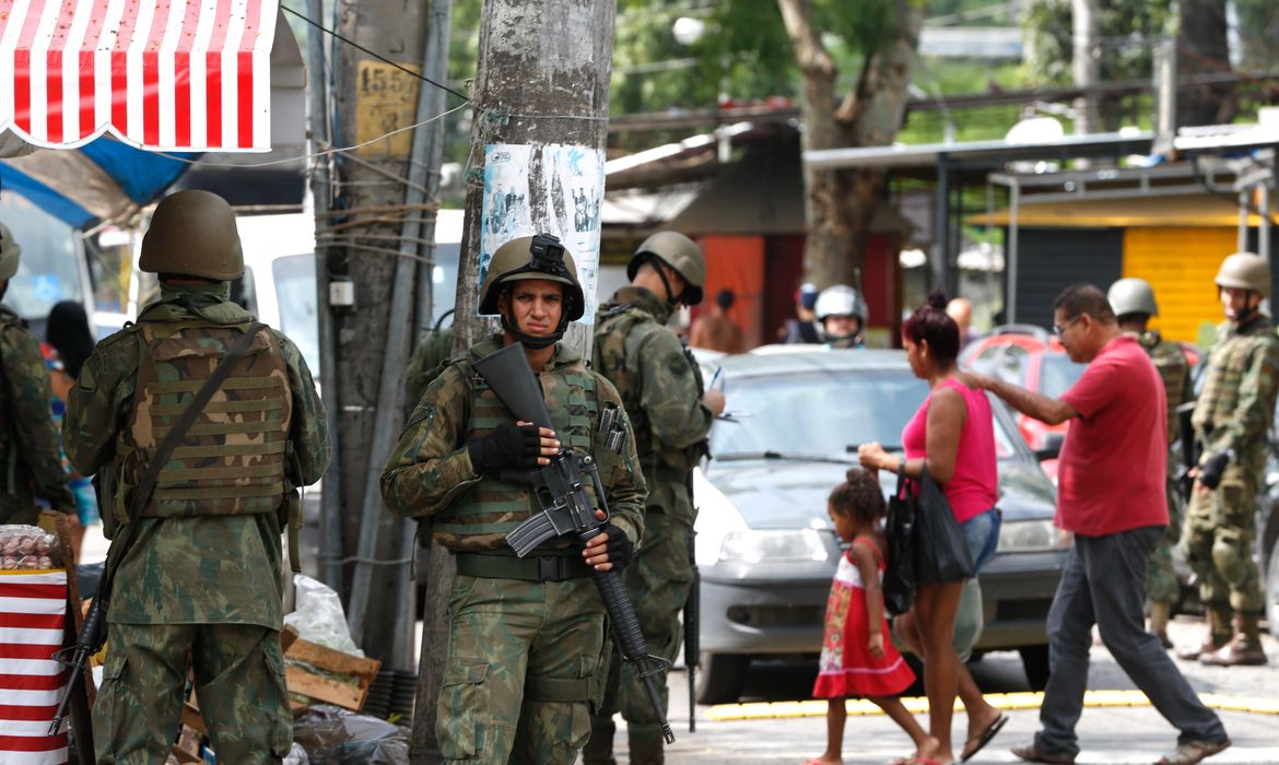 Rio de Janeiro - Forças Armadas fazem mais uma operação na Vila Kennedy, zona oeste da cidade (Tânia Rêgo/Agência Brasil)