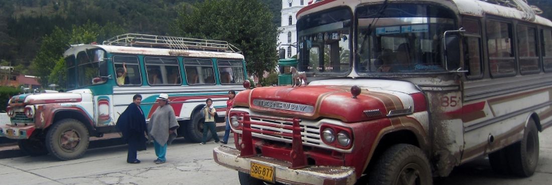 Ônibus Chiva usado no interior da Colômbia em zonas rurais, o veiculo é semelhante ao modelo que se acidentou deixando pelo menos 13 pessoas mortas e 61 feridas em um acidente nessa segunda-feira (4)