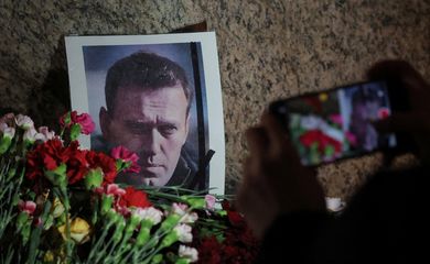 Flores colocadas ao lado de uma foto do líder da oposição russa Alexei Navalny no monumento às vítimas da repressão política, em São Petersburgo, Rússia, após a morte de Navalny 
16/02/2024
REUTERS/Stringer